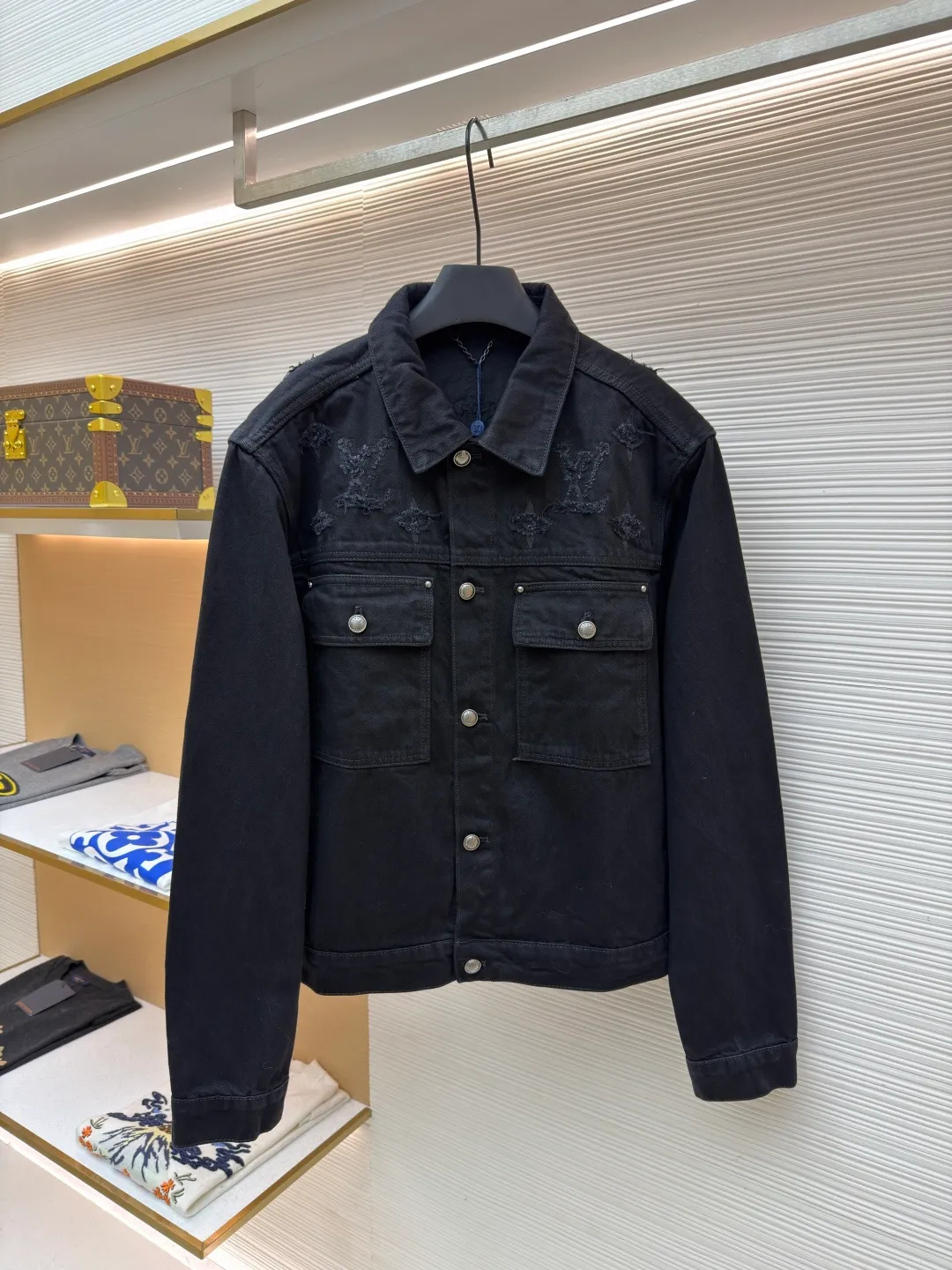 LOUIS VUITTON washed ripped denim jacket ●Authentic product: Purchased and developed by 25703 ●Item number: 1682311-B95 ●Fabric: pure cotton exclusive denim material ●Technology: laser burning ●Version: fitted version ●Weight: about 1205 grams ●Size: 48-59-52-54 ●Description: This destroyed detail is really cool. This washed denim truck elevates a classic silhouette with contrasting Monogram detailing front and rear, crafted with an edgy tear effect. This mid-season piece is effortlessly layered and can be worn with matching accessories for an on-trend look.
